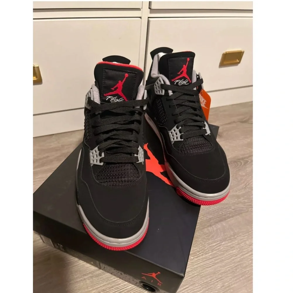 Jordan 4 Retro Bred 2019 SIZE 10.5 DS OG ALL - Picture 3 of 15